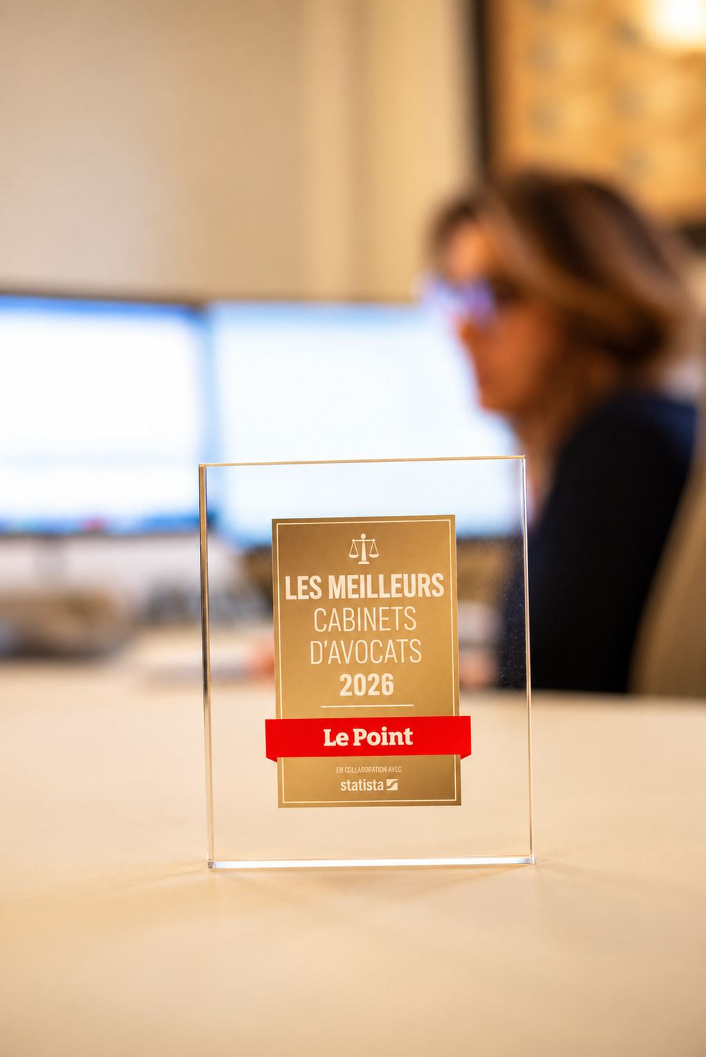 Le trophée du palmarès Le Point · Statista 2026 sur le bureau, Isabelle Copé-Bessis au travail derrière